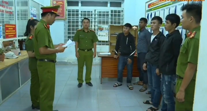 Công an thành phố Buôn Ma Thuột đang đọc lệnh bắt tạm giam các đối tượng