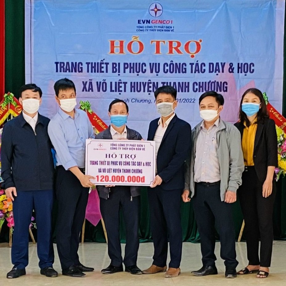 Trao tặng trang thiết bị hỗ trợ dạy và học cho các trường THCS và Tiểu học xã Võ Liệt