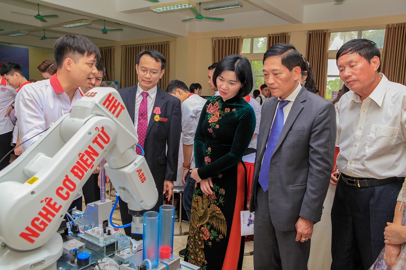 14. THỨ TRƯỞNG BỘ KHCN TRẦN VĂN TÙNG, PHÓ CT HĐND PHÙNG THỊ HỒNG HÀ THĂM GIAN HÀNG TRÌNH DỄN ROBOT CỦA SV HHT