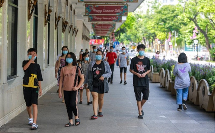 Hà Nội yêu cầu người dân đeo khẩu trang nơi công cộng nhằm nâng cao ý thức trong phòng, chống dịch Covid – 19. (Ảnh minh họa)