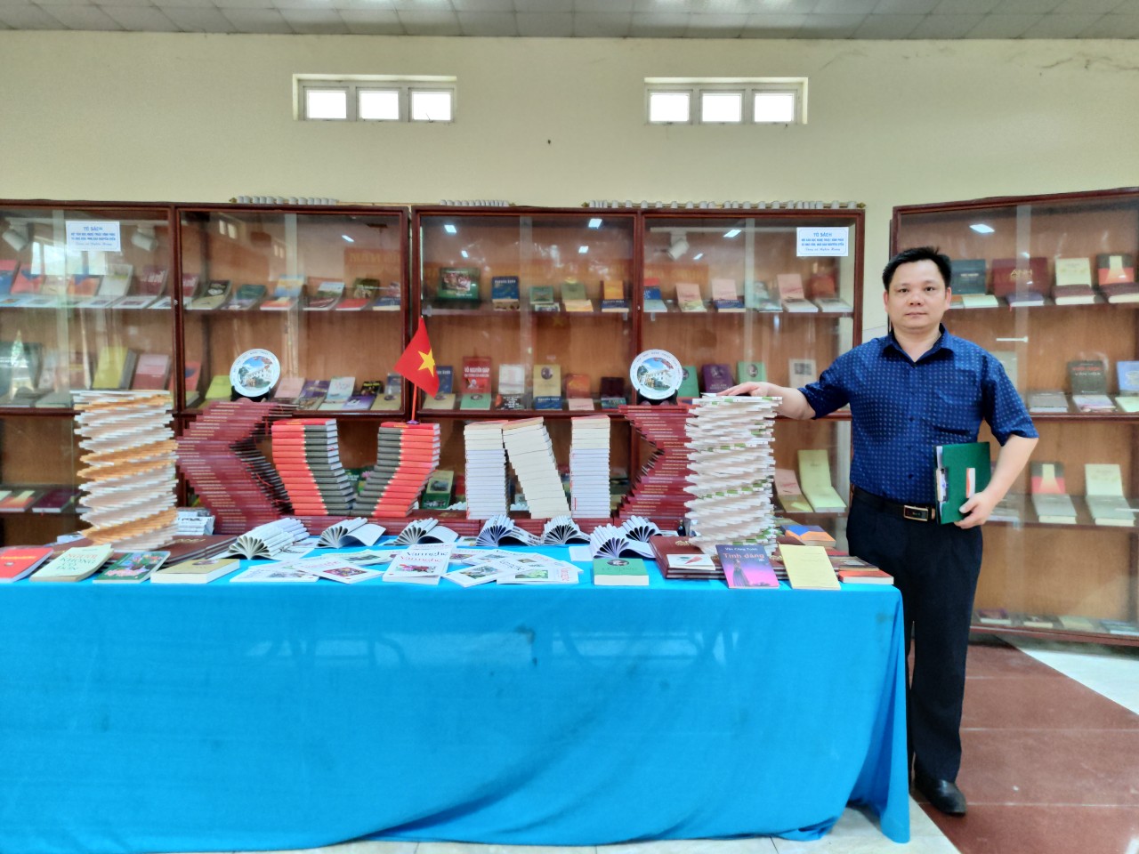 Nhà thơ Lê Gia Hoài trong ngày sách Việt Nam 21/04 tại thư viện Xã Nghĩa Hưng, huyện Vĩnh Tường, tỉnh Vĩnh Phúc.