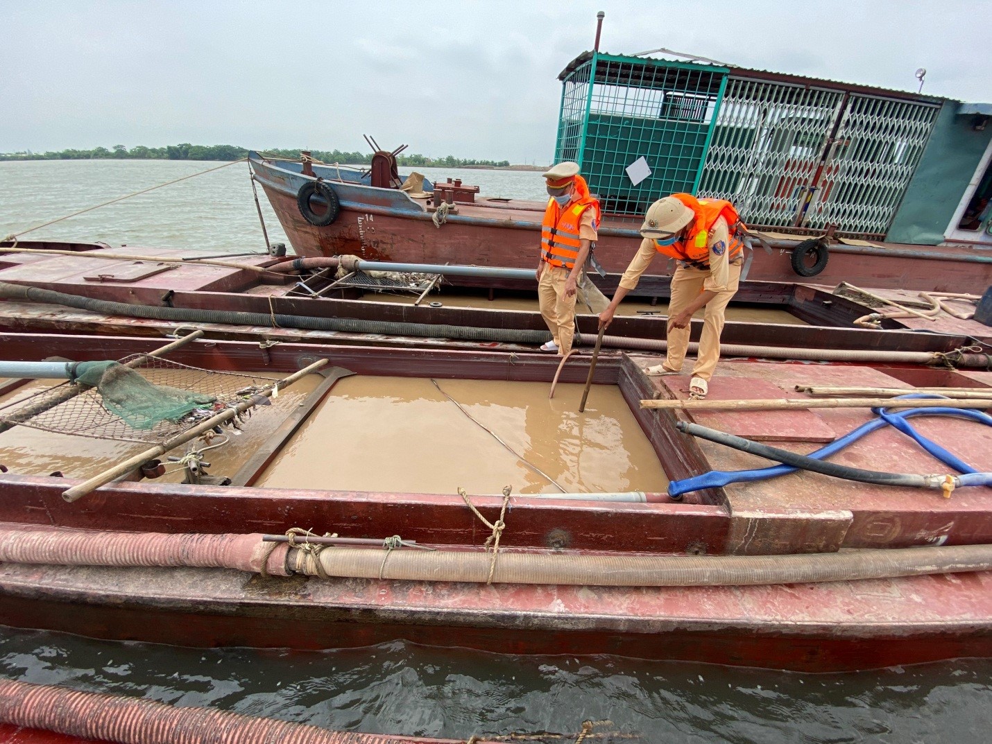 Cán bộ Phòng Cảnh sát giao thông kiểm tra các phương tiện khai thác cát trái phép