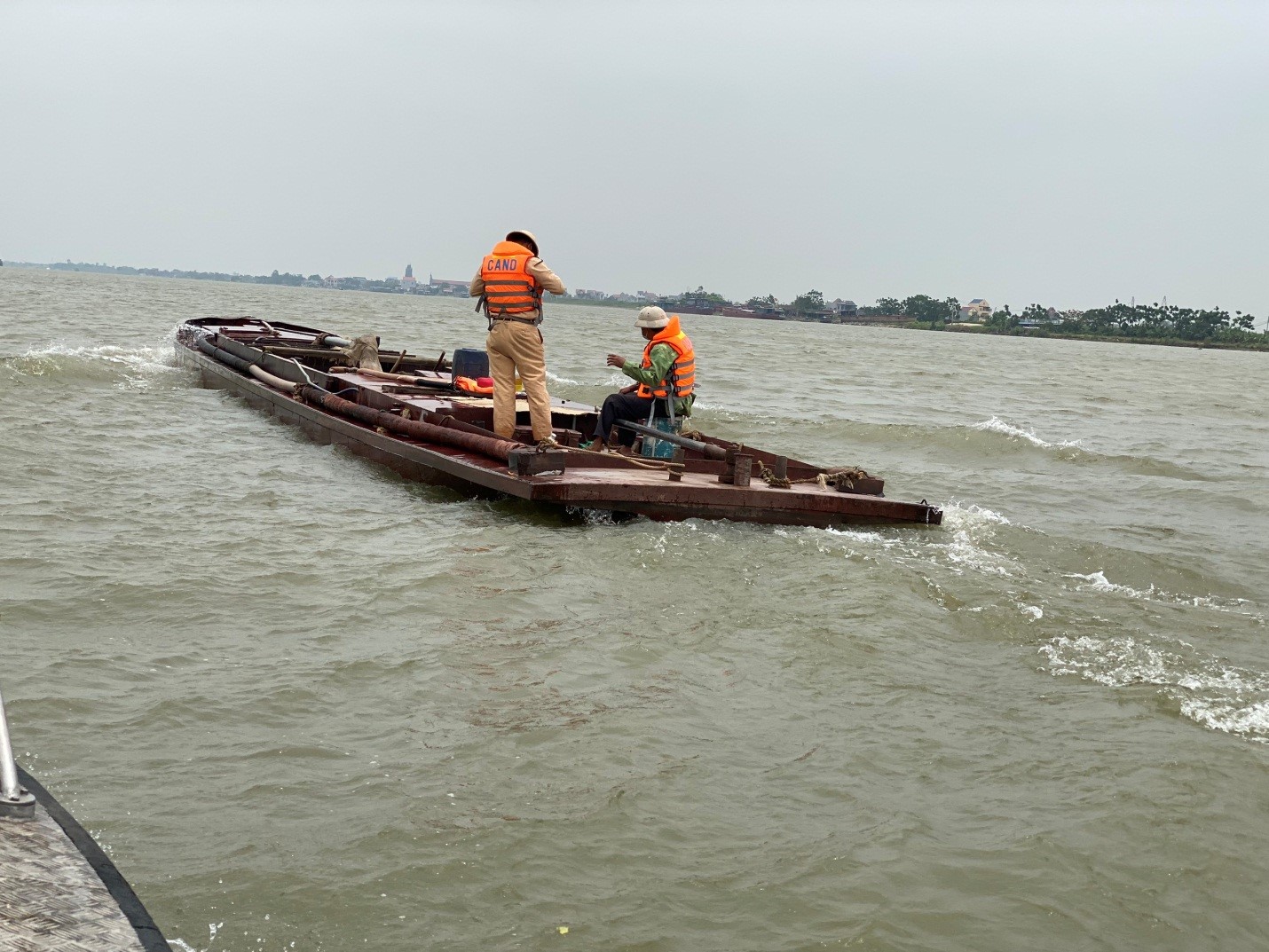 Các phương tiện khai thác cát trái phép bị tạm giữ để xử lý theo quy định