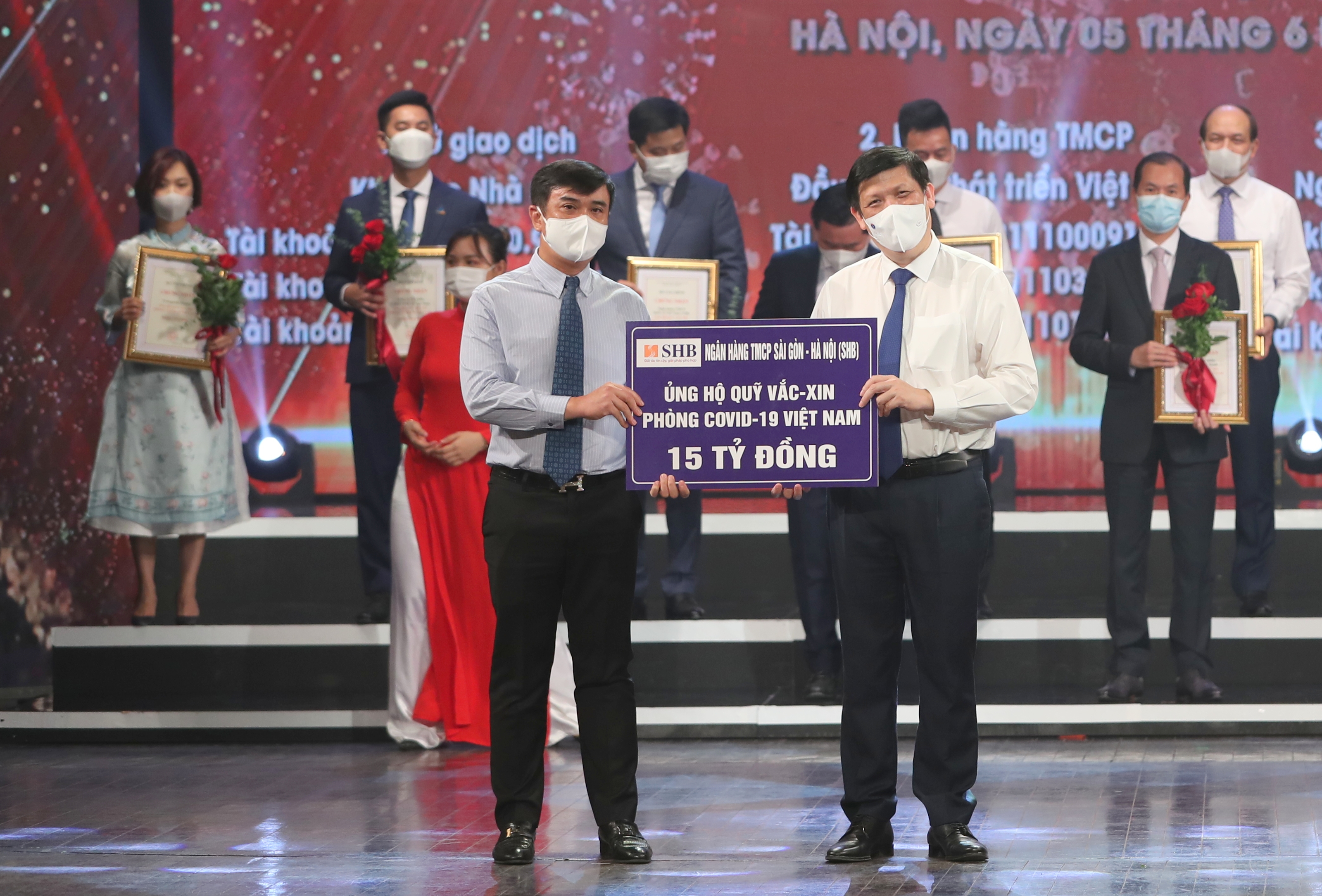 _ẢNH 2_ Đại diện ngân hàng SHB trao tặng Quỹ Vaccine phòng COVID-19 15 thiết lập ứng dụng fun88