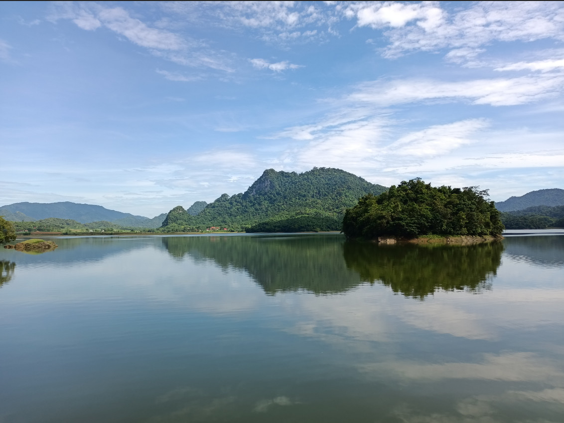 Gò Giằng Rượu nổi bật giữu lòng hồ với khung cảnh thiên nhiên kỳ bí, là nơi du khách có thể bơi thuyền đến khám phá, ngắm cảnh.