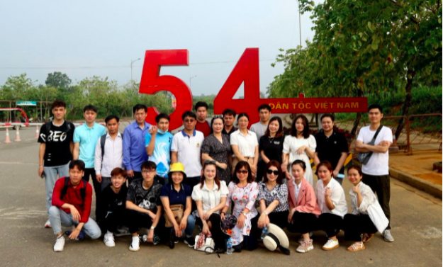 Sinh viên ngành Việt Nam học cũng nhanh chóng chớp cơ hội, tổ chức hoạt động trải nghiệm làng cổ Đường Lâm và làng Văn hoá- Du lịch các dân tộc Việt Nam ở Đồng Mô (Sơn Tây- Hà Nội) cùng với các du học sinh Lào tại trường.