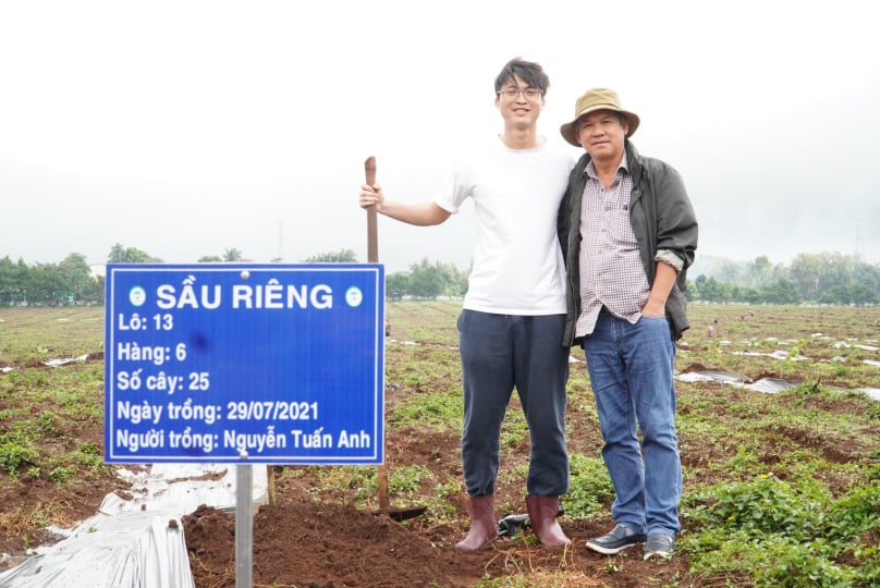 Tuấn Anh (trái) và bầu Đức.