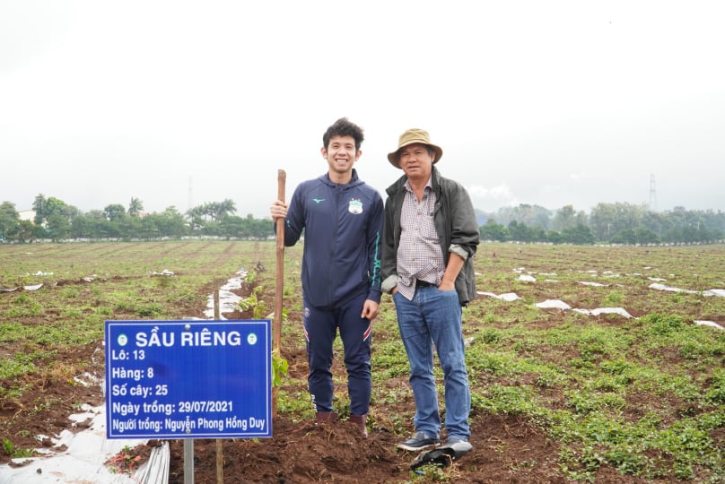 Hồng Duy (trái) và bầu Đức.