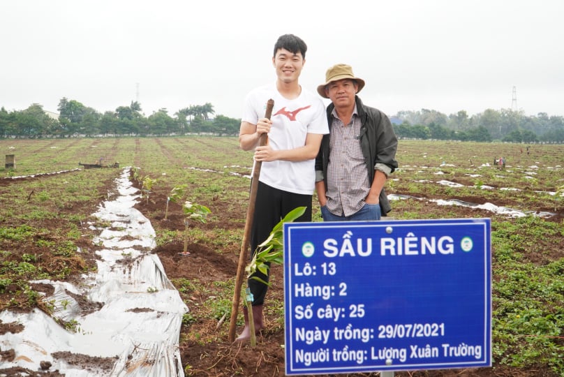 Tiền vệ Xuân Trường cùng ông bầu Đoàn Nguyên Đức. 