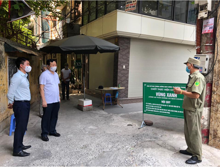 Đồng chí Đinh Trường Thọ, TUV - Bí Thư Quận ủy và đồng chí Lê Tuấn Định, Chủ tịch UBND quận Đống Đa kiểm tra công tác triển khai thí điểm các mô hình Tổ dân phố tự quản bảo vệ “vùng xanh” trên địa bàn quận.