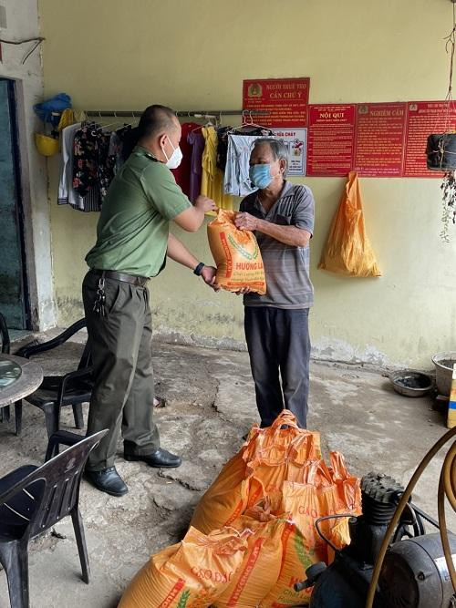 Đại diện Đoàn thanh niên Công an thành phố Thủ Đức trao quà tới hộ gia đình có hoàn cảnh khó khăn.