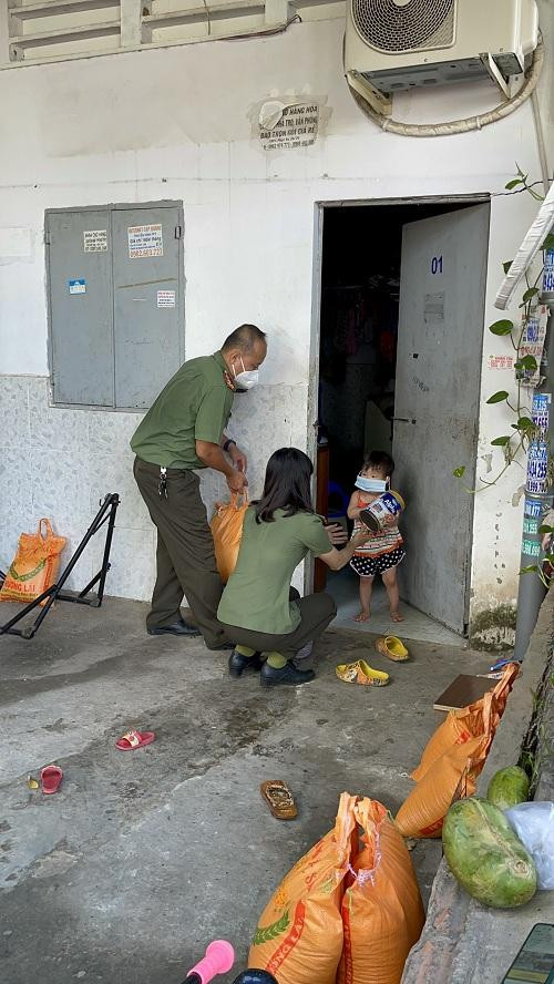 Được biết đây là “chiến dịch quân hàm xanh” lần thứ 15 của Đoàn Thanh niên Công an thành phố Thủ Đức trong năm 2021, nhằm phát huy tinh thần xung kích, tình nguyện và kịp thời hỗ trợ phần nào đó cho các hộ gia đình có hoàn cảnh khó khăn bị ảnh hưởng bởi dịch Covid - 19.
