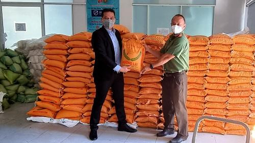 Đồng chí Phạm Hoàng Minh - Bí thư Đoàn đại diện Đoàn thanh niên Công an thành phố Thủ Đức tiếp nhận gạo từ các đơn vị, cá nhận ủng hộ.