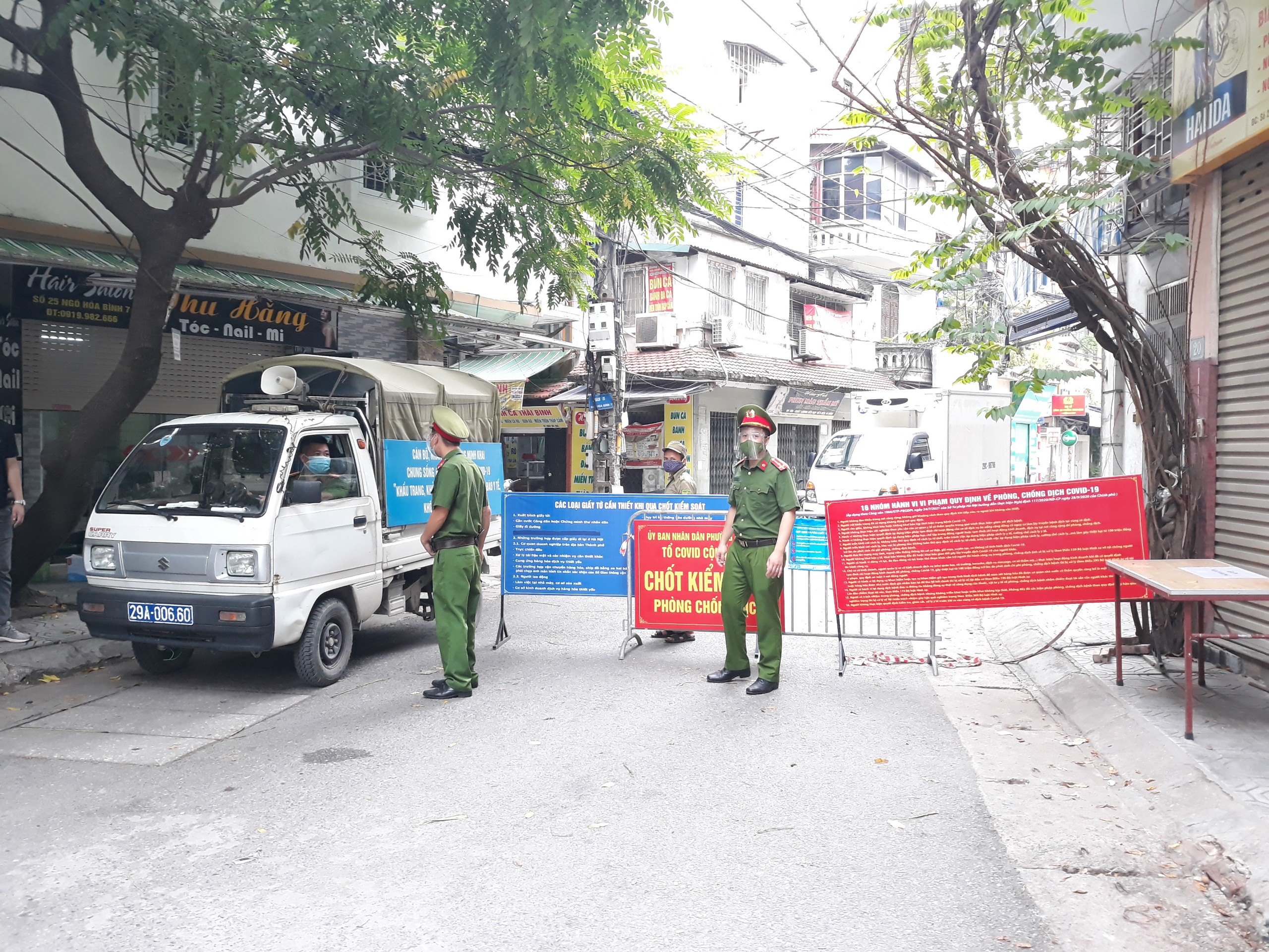 Công an phường Minh Khai, quận Hai Bà Trưng, Hà Nội lập chốt kiểm soát phòng, chống dịch Covid-19