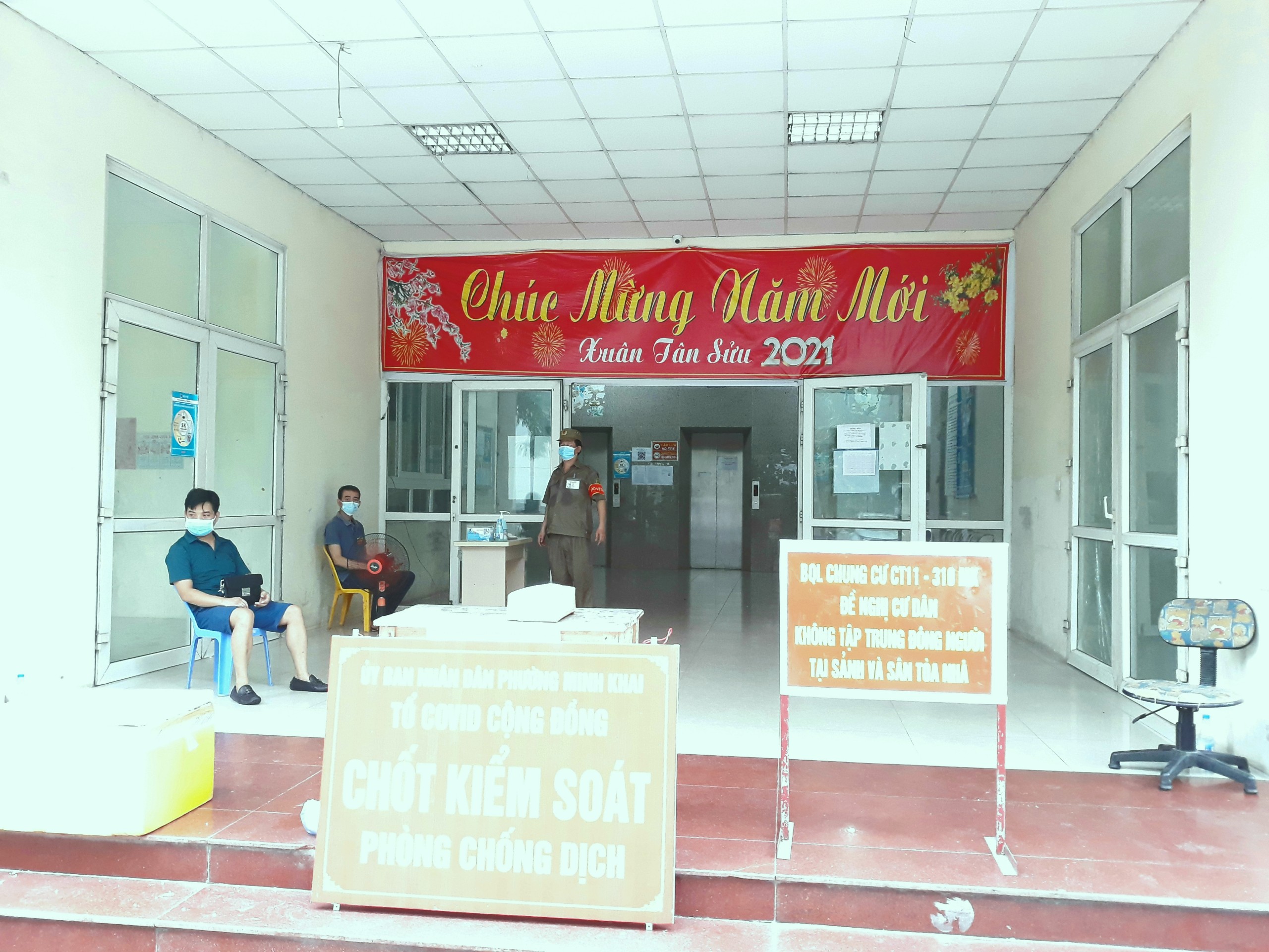 Tòa nhà CT11, KĐT 310 Minh Khai, phường Minh Khai, quận Hai Bà Trưng, Hà Nội, lập chốt kiểm soát phòng, chống dịch Covid-19