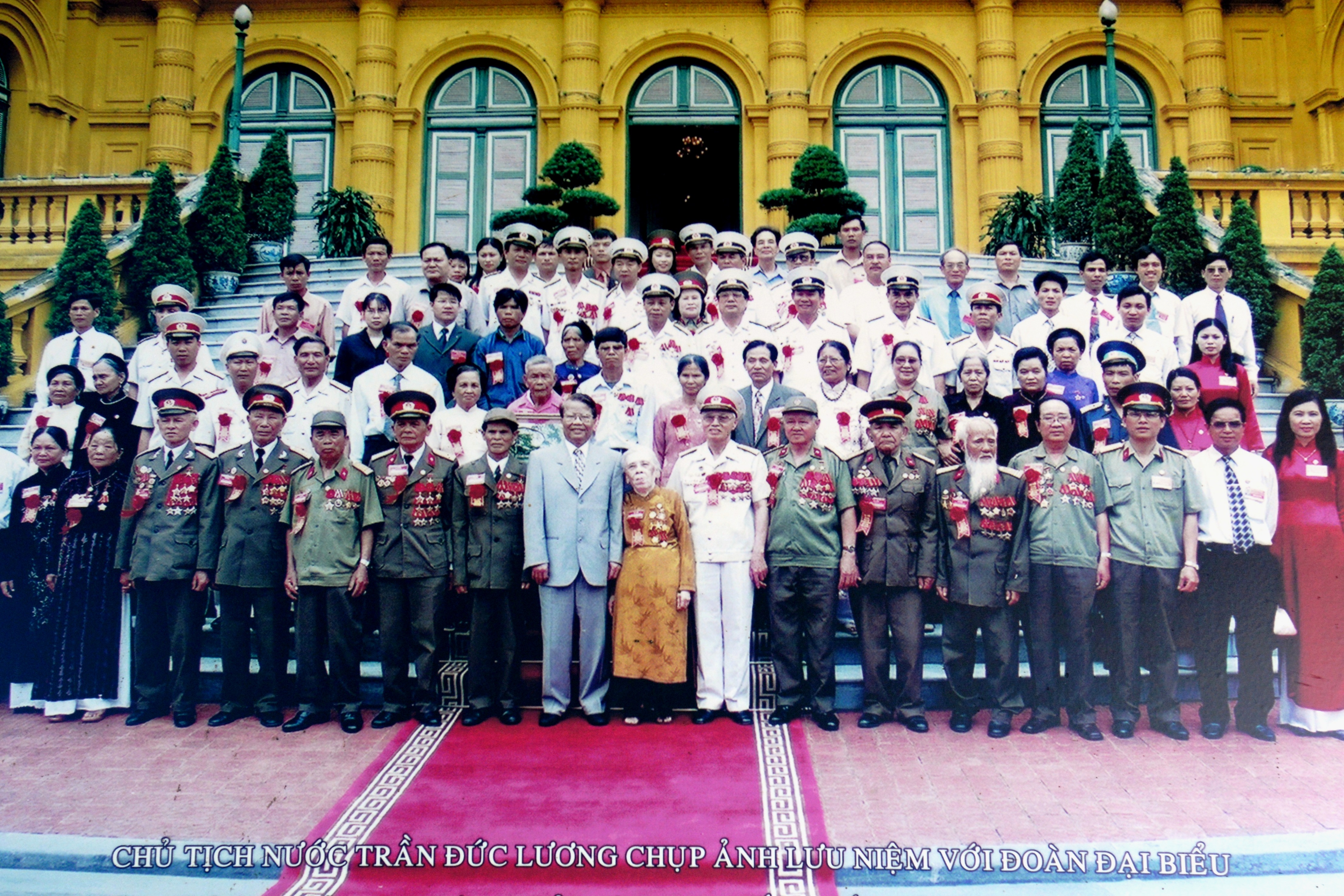 2. Anh hùng Chu Văn Mùi Chụp ảnh lưu niệm với Chủ tịch nước Trần Đức Lương và các đoàn đại biểu tại Đại hội thi đua yêu nước DSC_3259