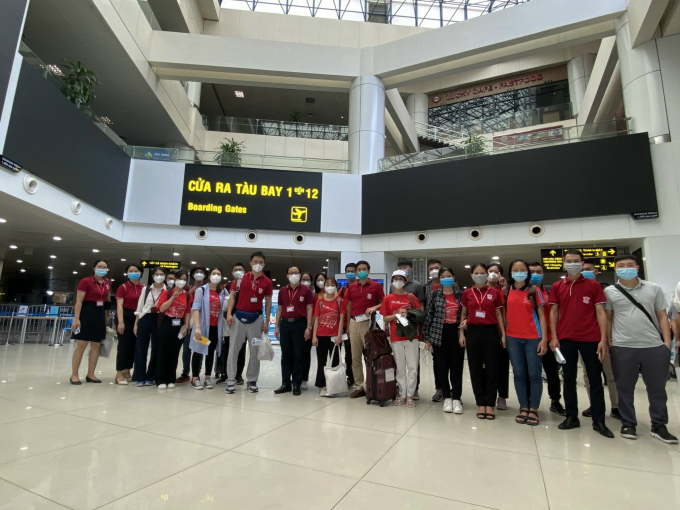 GS. TS Tạ Thành Văn, Chủ tịch Hội đồng Trường ĐH Y Hà Nội tiễn đoàn ra sân bay.