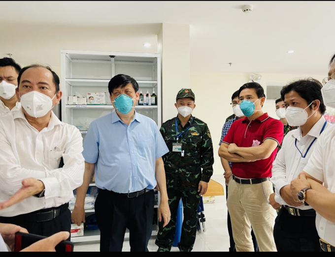Bộ trưởng Bộ Y tế Nguyễn Thanh Long, Giám đốc Sở Y tế Thành phố Hồ Chí Minh Tăng Chí Thượng đi kiểm tra công tác chống dịch tại Quận 8 (Trạm y tế lưu động quân dân y) ngày 26/8.