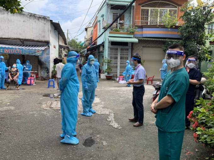 Bộ trưởng Bộ Y tế Nguyễn Thanh Long, Giám đốc Sở Y tế Thành phố Hồ Chí Minh Tăng Chí Thượng đi kiểm tra công tác chống dịch tại Quận 8 (Trạm y tế lưu động quân dân y) ngày 26/8.