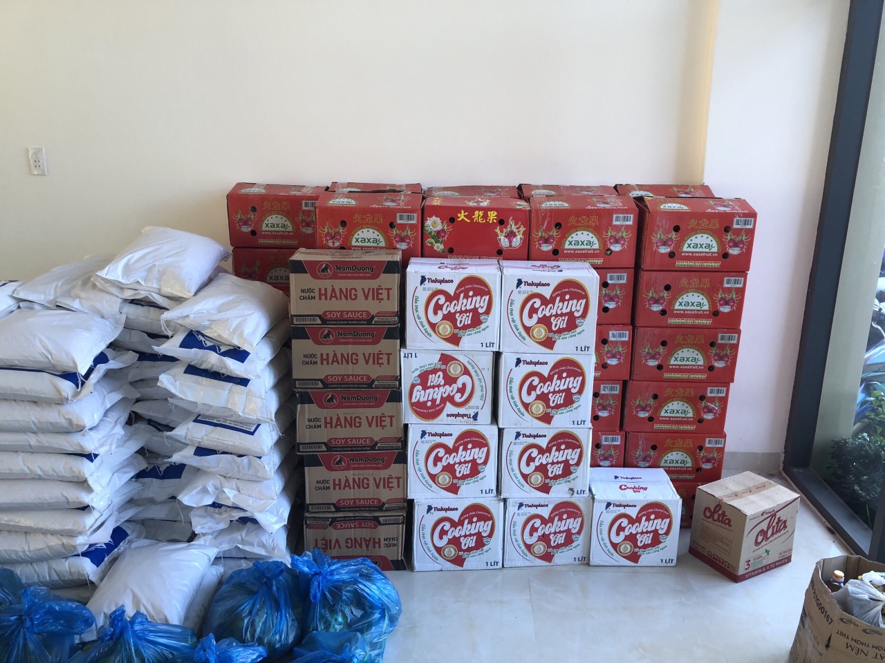 Các phần quà được mang đến để chuẩn bị trao gửi tới các hoàn cảnh khó khăn bởi dịch Covid - 19 của thành phố Phan Thiết tỉnh Bình Thuận.