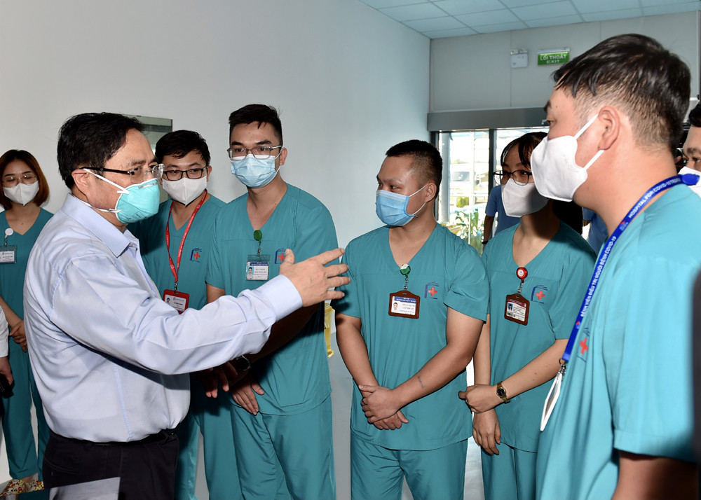 Bệnh viện sẽ huy động khoảng 1.000 nhân viên y tế trong đó 272 bác sĩ và 680 điều dưỡng tới làm việc. Trong ảnh: Thủ tướng nói chuyện cùng các bác sĩ tại Bệnh viện.