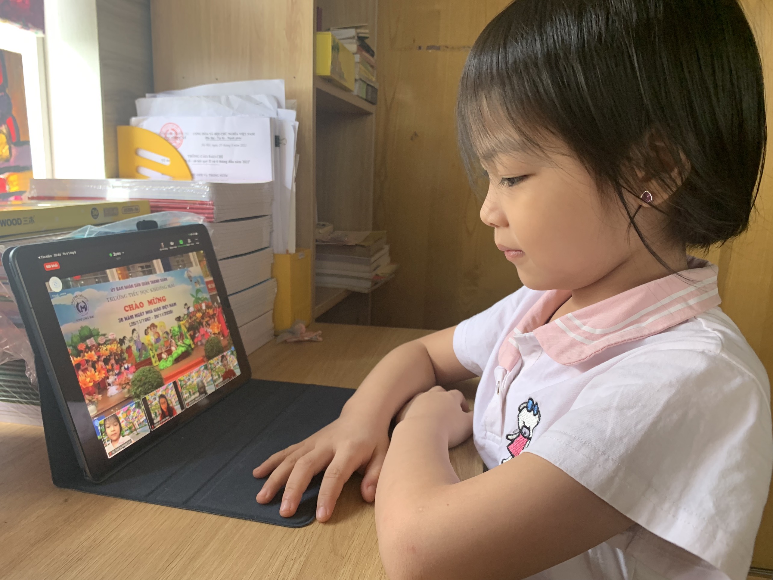 Học sinh tham gia trực tuyến chào đón lớp 1. Ảnh Nguyên Khánh.