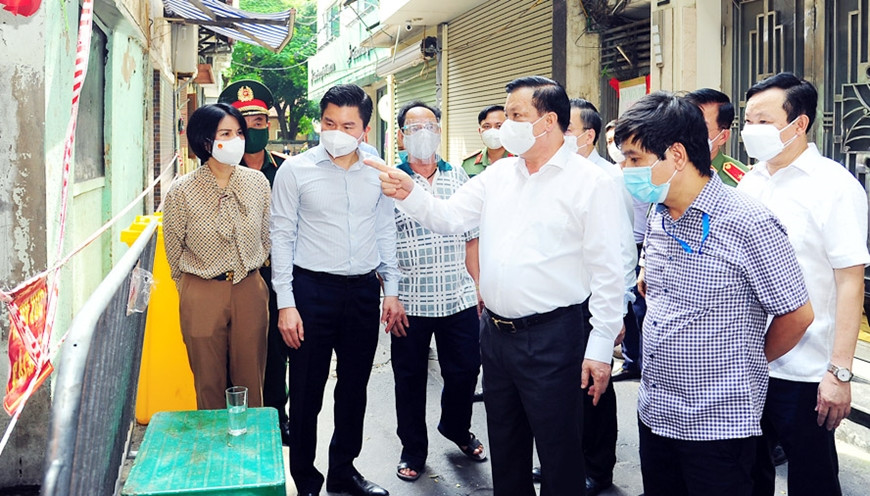 Bí thư Thành ủy Hà Nội Đinh Tiến Dũng kiểm tra công tác phòng, chống dịch Covid-19 tại ngõ Thanh Miến (phường Văn Miếu, quận Đống Đa). Ảnh:HN mới.