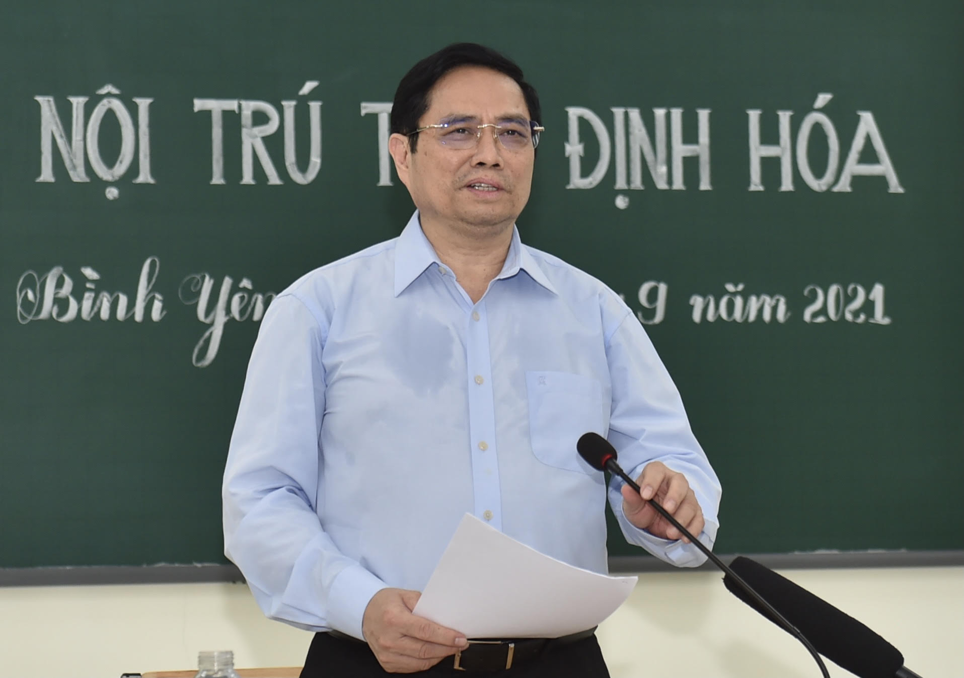 Thủ tướng Chính phủ phát biểu chia sẻ tại Trường Phổ thông Dân tộc nội trú THCS Định Hóa. Ảnh: VGP/Nhật Bắc.