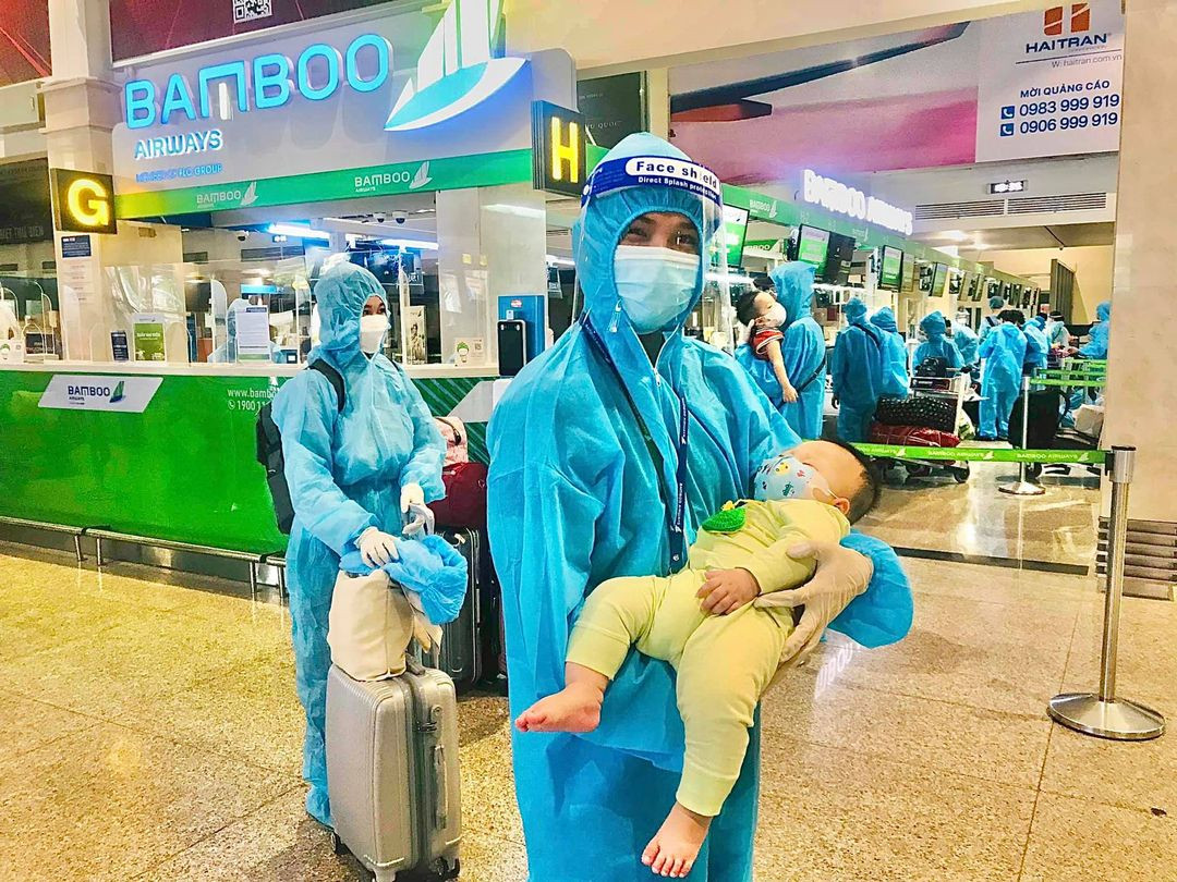 Đặng Duy Khải - Giám sát viên,Khối Dịch vụ mặt đất Bamboo Airways - Cảng HKQT Tân Sơn Nhất chưa gia đình, trên tay bé đứa trẻ mà mình chưa từng quen biết - nghĩa tình đồng bào là ở đây!