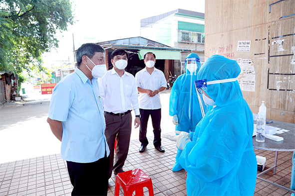 Phó Bí thư thường trực Tỉnh ủy Hồ Thanh Sơn (bìa trái) kiểm tra công tác phòng, chống dịch Covid-19 tại TP.Long Khánh. Ảnh: C.Nghĩa