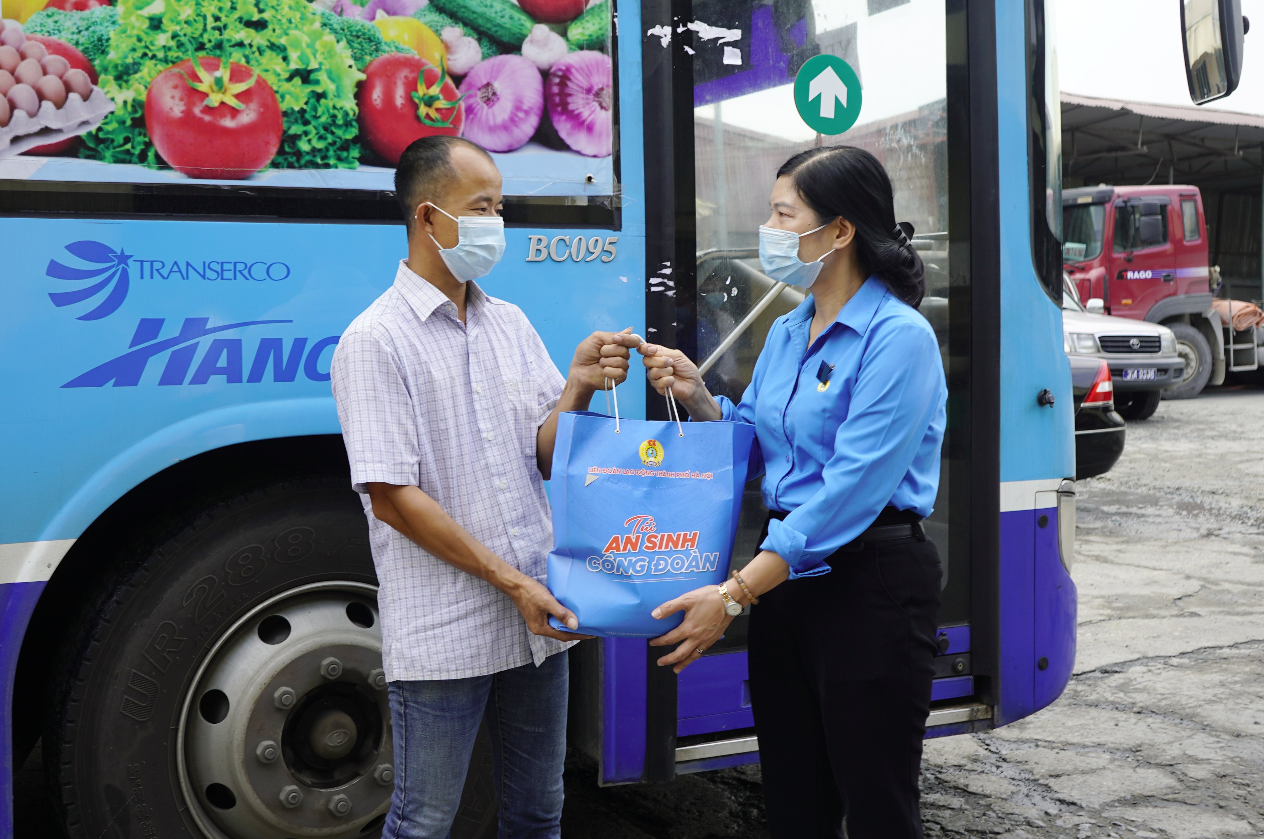 Phó Chủ tịch Thường trực LĐLĐ Thành phố Hà Nội Đặng Thị Phương Hoa trao “Túi An sinh Công đoàn” cho đoàn viên thuộc Công ty cổ phần Thương Mại Ba Vì.