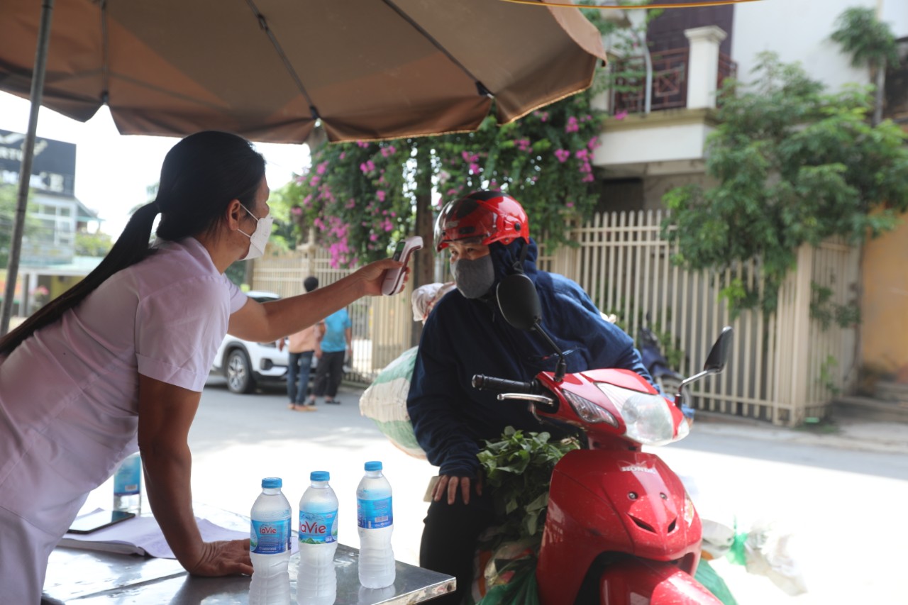 Chốt kiểm dịch tại xã Đông Xuân, Phú Mãn kiểm tra nghiêm ngặt các phương tiện ra vào vùng xanh