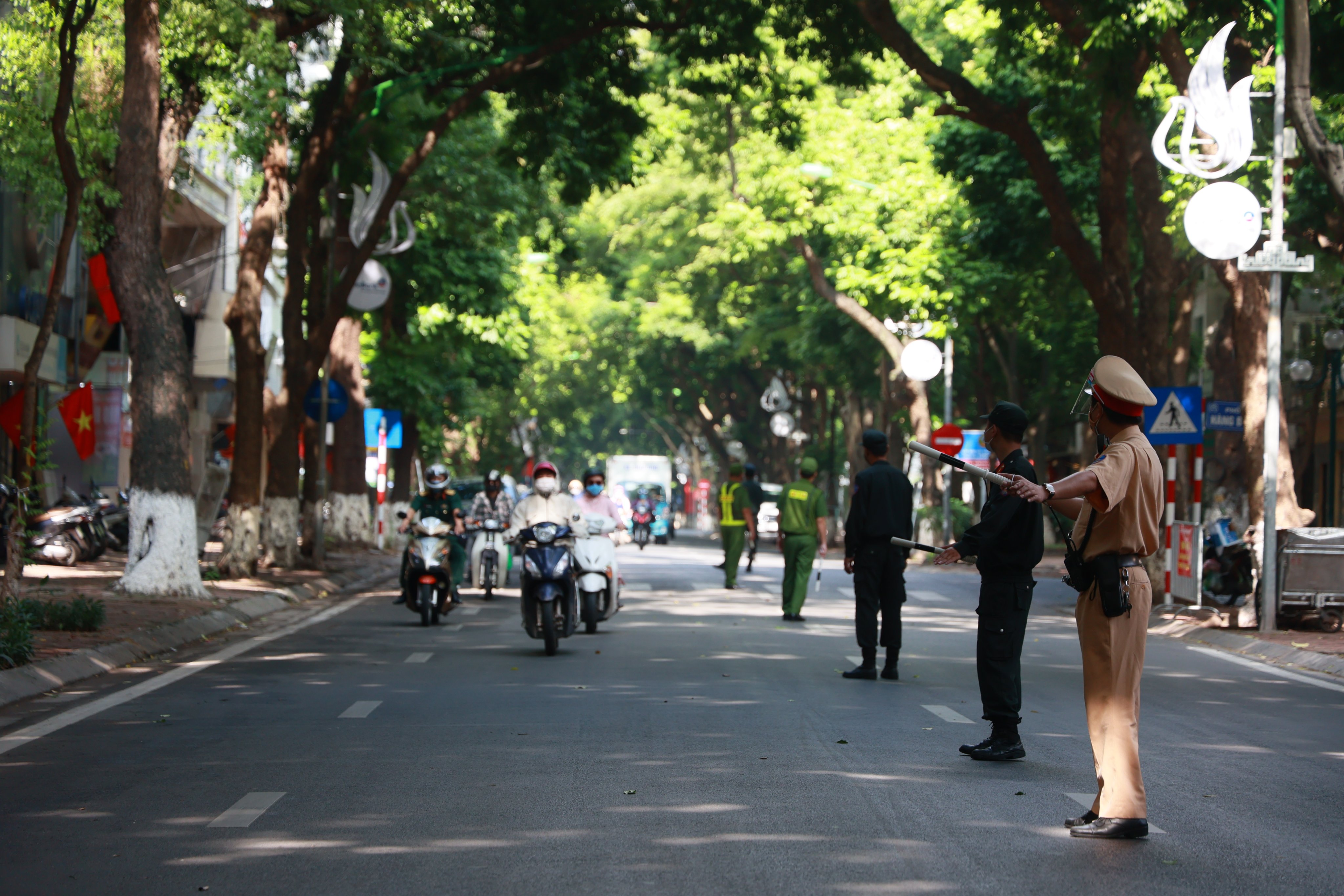Về các nhiệm vụ tiếp theo, Ban Thường vụ Thành ủy giao Ban Cán sự Đảng UBND thành phố từ nay đến ngày 21/9 xác định cụ thể các điểm cách ly, phong toả để chỉ đạo tiếp tục nới lỏng một số hoạt động, dịch vụ.