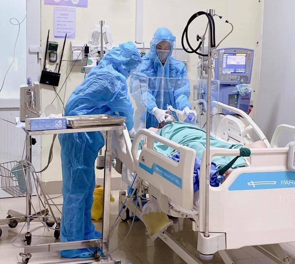 Bác sĩ đặt ống thở cho bệnh nhân nhiễm Covid - 19
