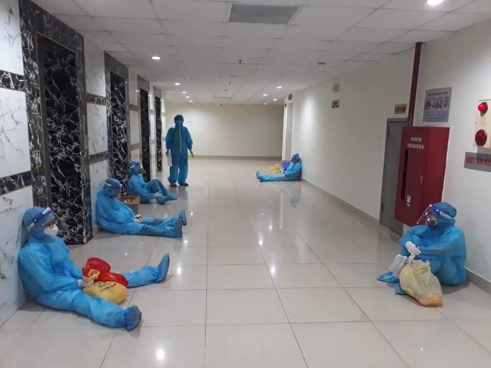 Hình ảnh y bác sĩ dù kiệt sức vẫn bám trụ chống dịch