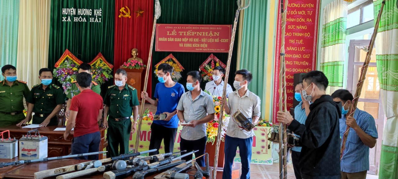 Rất nhiều người dân đã tự ý giao nộp vũ khí khi được tuyên truyền vận động