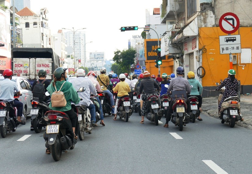 Nhiều tuyến đường, địa điểm trên địa bàn TPHCM trở nên đông đúc ngày đầu trở lại trạng thái
