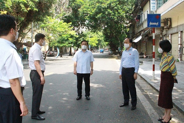 Phó Bí thư Thành ủy, Chủ tịch HĐND thành phố Nguyễn Ngọc Tuấn kiểm tra công tác phòng chống dịch COVID-19 tại Bệnh viện Hữu nghị Việt Đức. Ảnh: HNP.