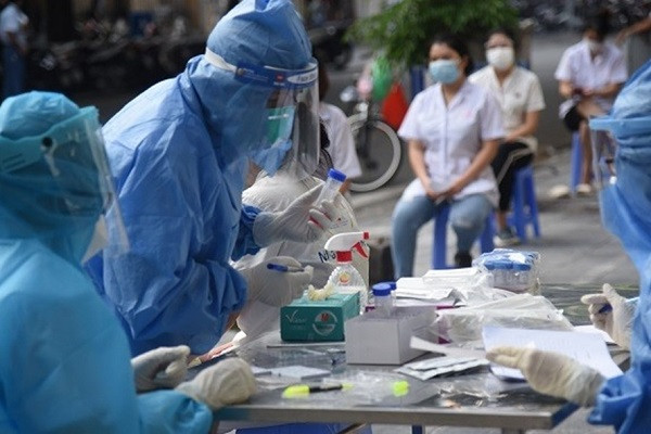 Lấy mẫu xét nghiệm tại Bệnh viện Việt Đức. Ảnh: Lao động.