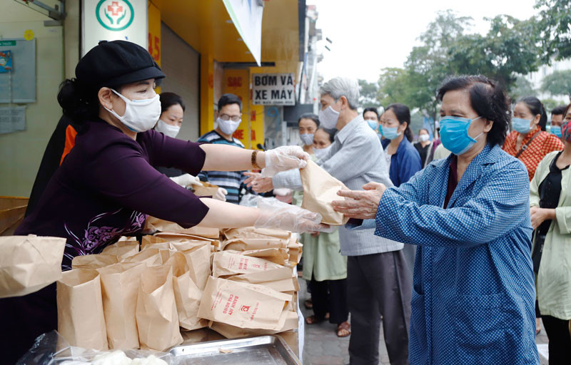 Hỗ trợ người có hoàn cảnh khó khăn do dịch Covid-19 trên địa bàn quận Hai Bà Trưng. Ảnh: Quang Thái.