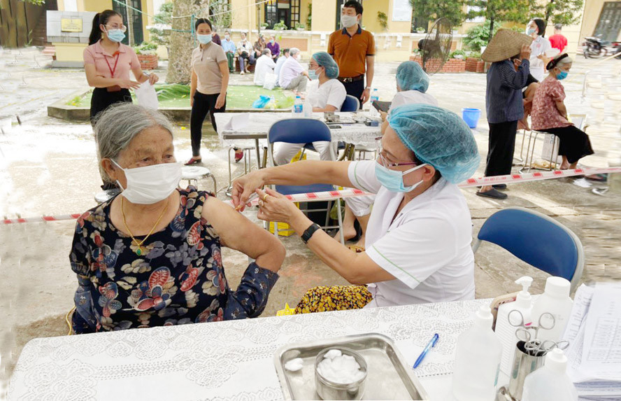 Người dân xã Cổ Loa (huyện Đông Anh) được tiêm vắc xin phòng Covid-19 trong chiến dịch thần tốc vừa qua. Ảnh: Đỗ Minh.