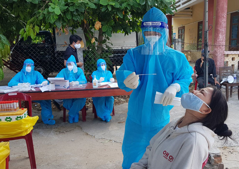 Nhân viên y tế Phú Yên lấy mẫu xét nghiệm sàng lọc trong cộng đồng. Ảnh Báo Phú Yên.