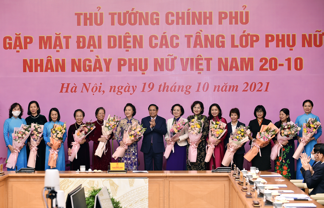 Thủ tướng tặng hoa đại diện các tầng lớp phụ nữ nhân ngày Phụ nữ Việt Nam.