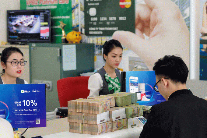 Tổng dư nợ của các TCTD trên địa bàn đến 31/10/2021 ước đạt 2,4 triệu tỷ đồng, tăng 10,43% so với 31/12/2020; dư nợ ngắn hạn tăng 12,39%, dư nợ trung và dài hạn tăng 9,12%; dư nợ VND tăng 11,56%, dư nợ ngoại tệ tăng 1,68% so với 31/12/2020.