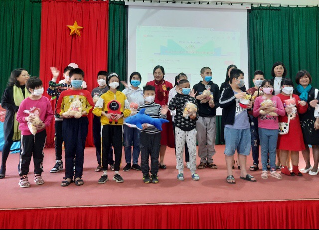 Tiến sỹ Vũ Dương Thuý Ngà:Chúng tôi hi vọng, với những món quà tinh thần nhỏ này sẽ giúp cho giáo viên và học sinh có thêm nguồn tư liệu để học tập, nghiên cứu và giải trí tốt hơn.