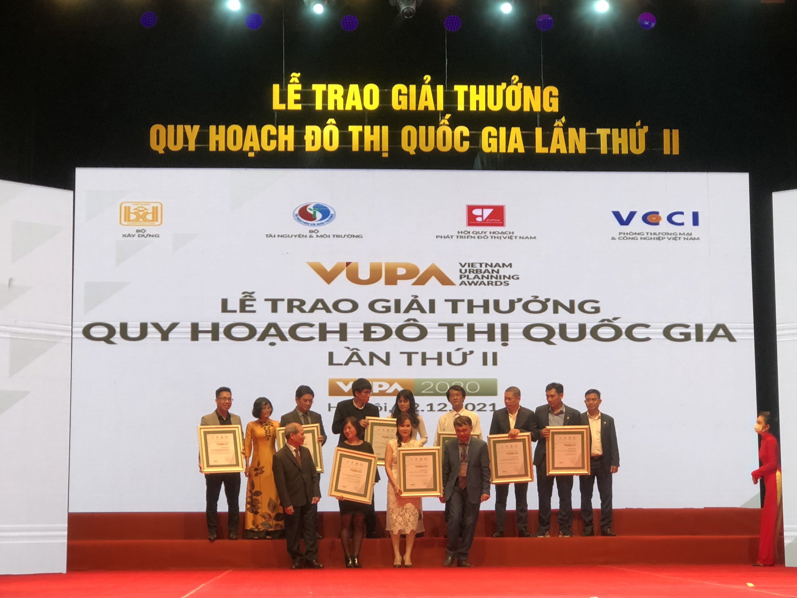 Đại diện các tác phẩm đoạt giải lên nhận bằng khen từ ban tổ chức