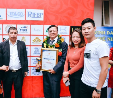 Lương y Trần Đình Nhâm còn được biết đến với “đôi bàn tay vàng bắt mạch, bấm huyệt”. 