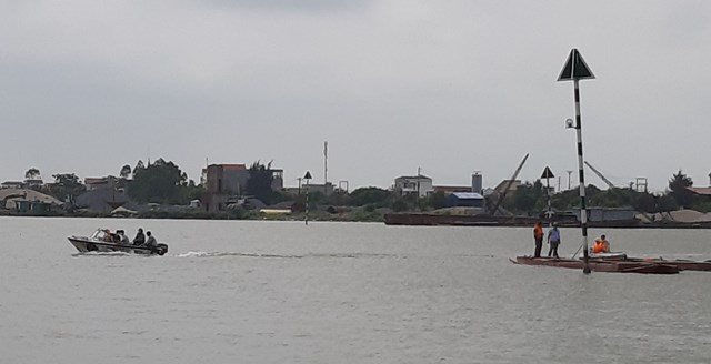 5 phương tiện thuỷ hút cát trái phép trên sông Ninh Cơ bị lực lượng chức năng bắt giữ.