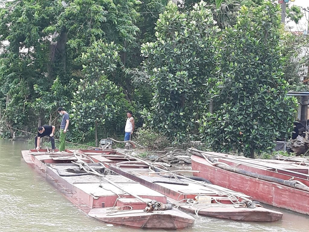 Các phương tiện hút cát trái phép bị tạm giữ.