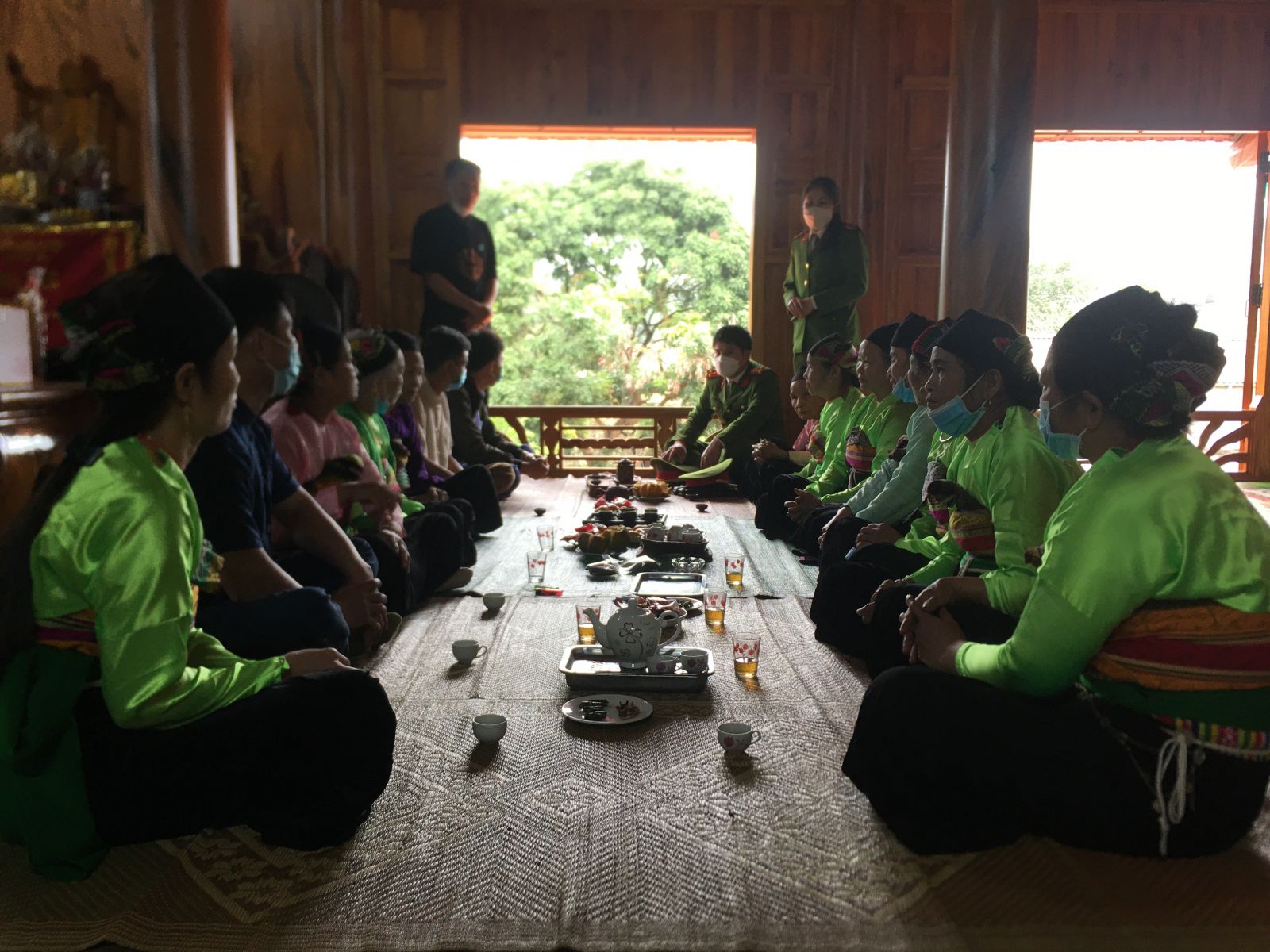Lực lượng Công an xã chính quy xã Cẩm Long (Cẩm Thủy - Thanh Hóa) tuyên truyền, vận động Nhân dân không mua bán, tàng trữ, sử dụng pháo trái phép trong dịp tết
